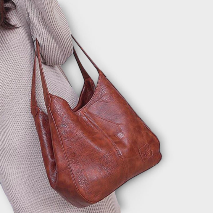 Accessorio moda donna: borsa vintage effetto pelle, perfetta per outfit eleganti e casual.