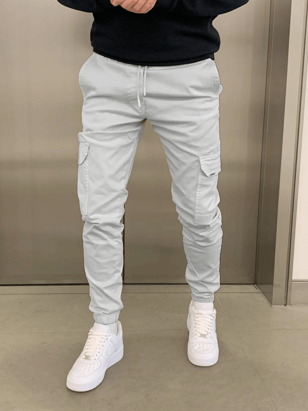Pantaloni jogger cargo uomo, aderenti, per uno stile moderno e casual chic, con pratiche tasche.