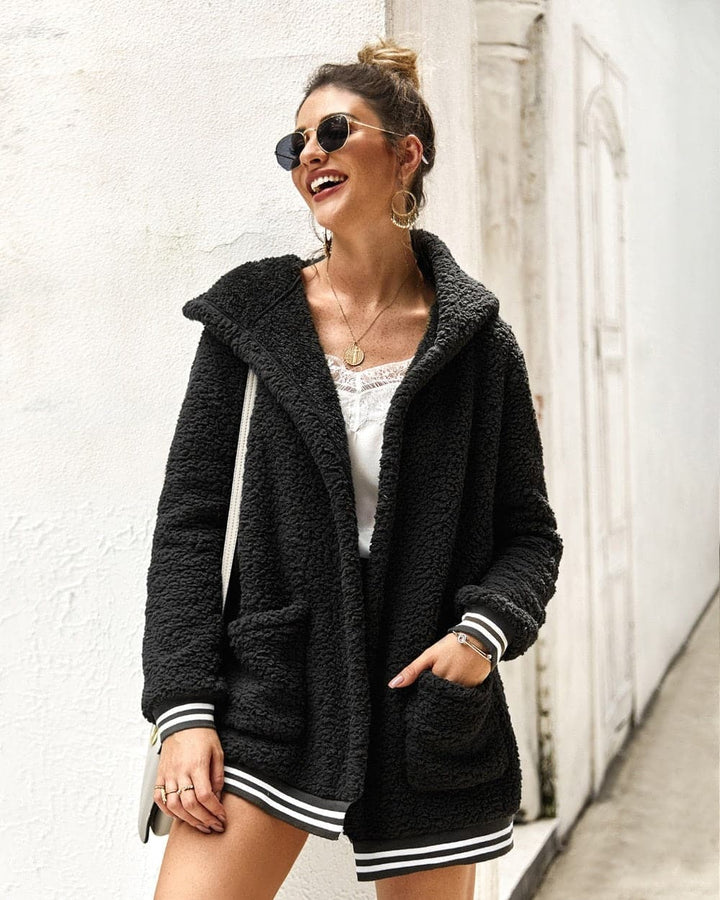 Giacca lunga donna nera in pelliccia, capospalla invernale elegante, calda e versatile per l'outfit.