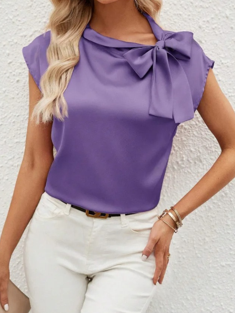 Camicetta da donna con fiocco, design fluido e moderno, perfetta per un look casual o formale.