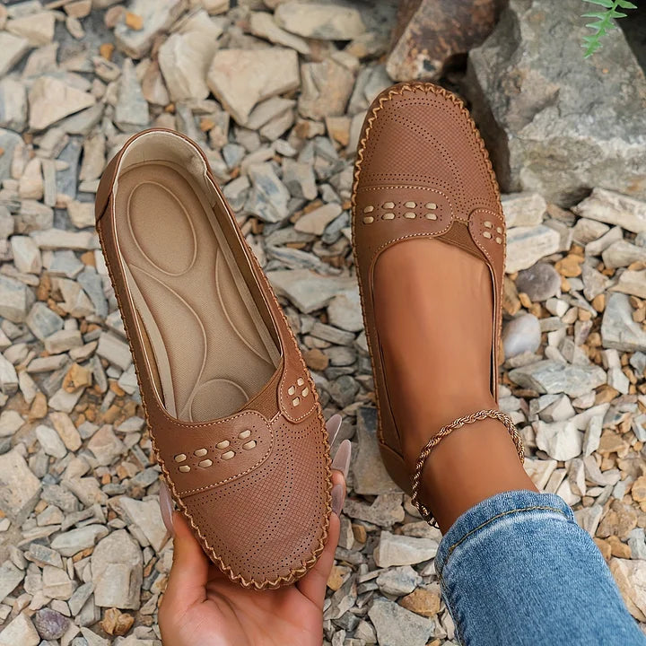 Ballerine slip-on donna ortopediche marroni, perfette per comfort casual e supporto quotidiano del piede.