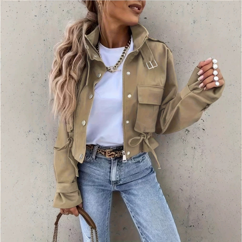 Giacca donna biker in ecopelle nera, con collo alto, perfetta per look casual elegante.