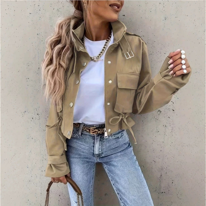 Giacca donna biker in ecopelle nera, con collo alto, perfetta per look casual elegante.