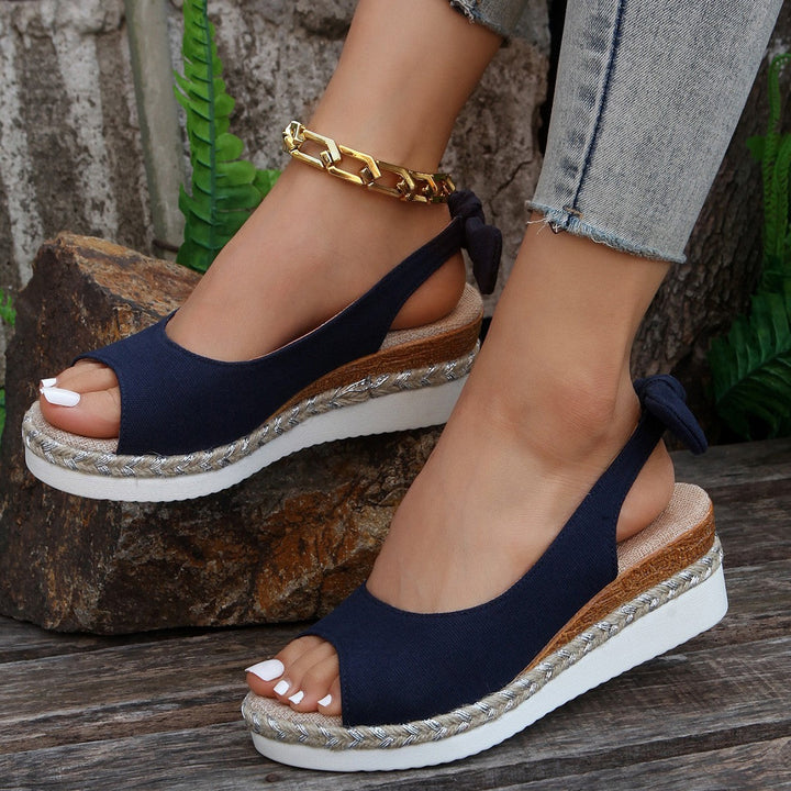 Sandali estivi donna blu scuro con zeppa e punta tonda, cinturino slingback, eleganza per i tuoi outfit.