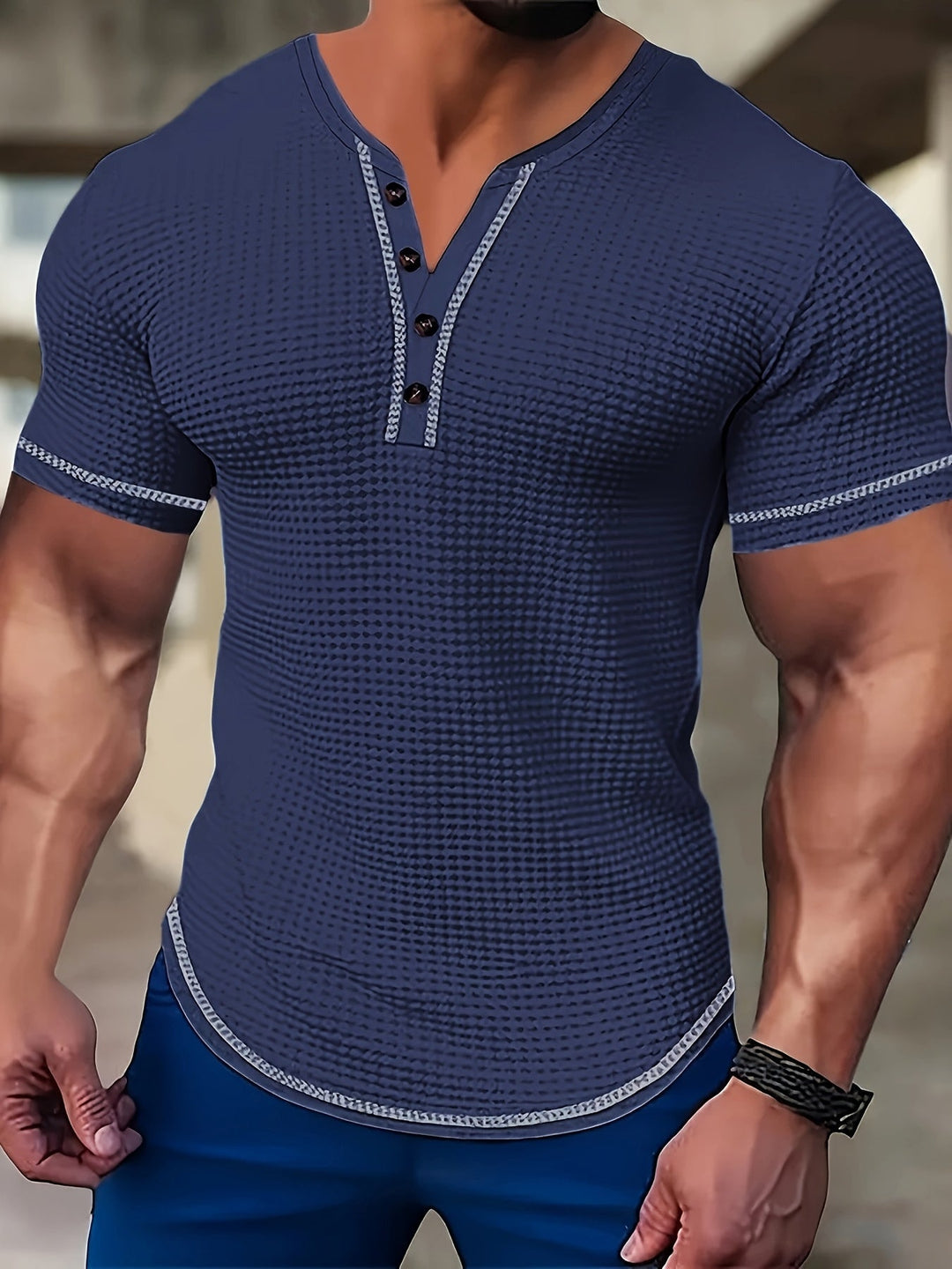 Moderna maglietta Henley uomo a maniche corte, dettagli a contrasto. Ideale per un comfort elegante e alla moda in estate.