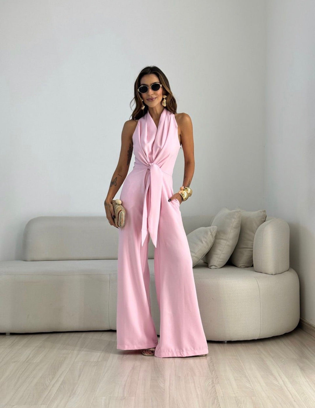 Tuta donna chic per serate importanti, fluida ed elegante, con sensuale schiena scoperta.