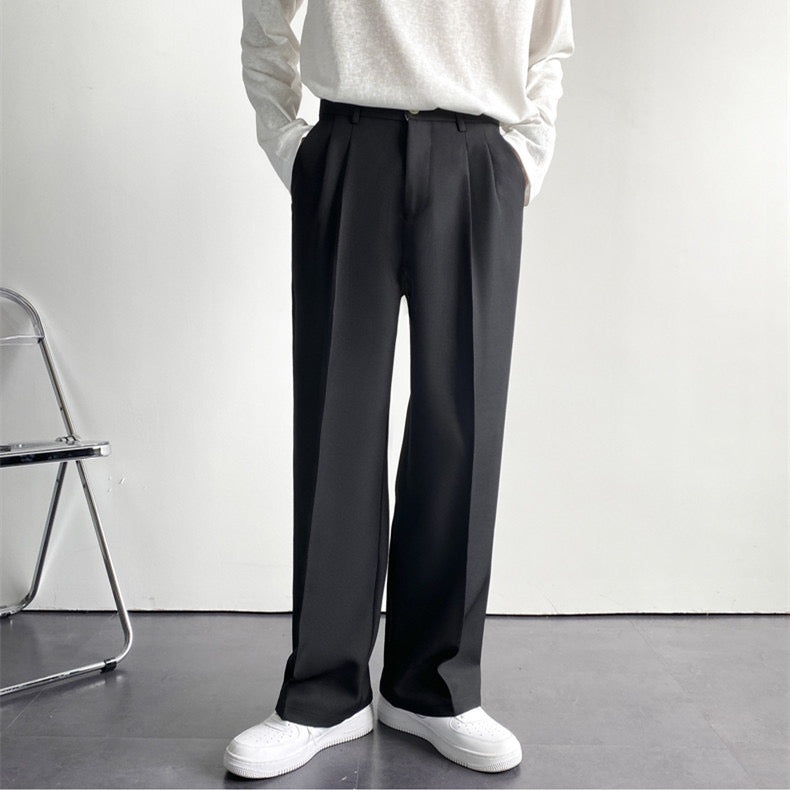 Pantaloni uomo slim fit eleganti sartoriali con pieghe, ideali per look casual o da ufficio. Moda uomo di tendenza.