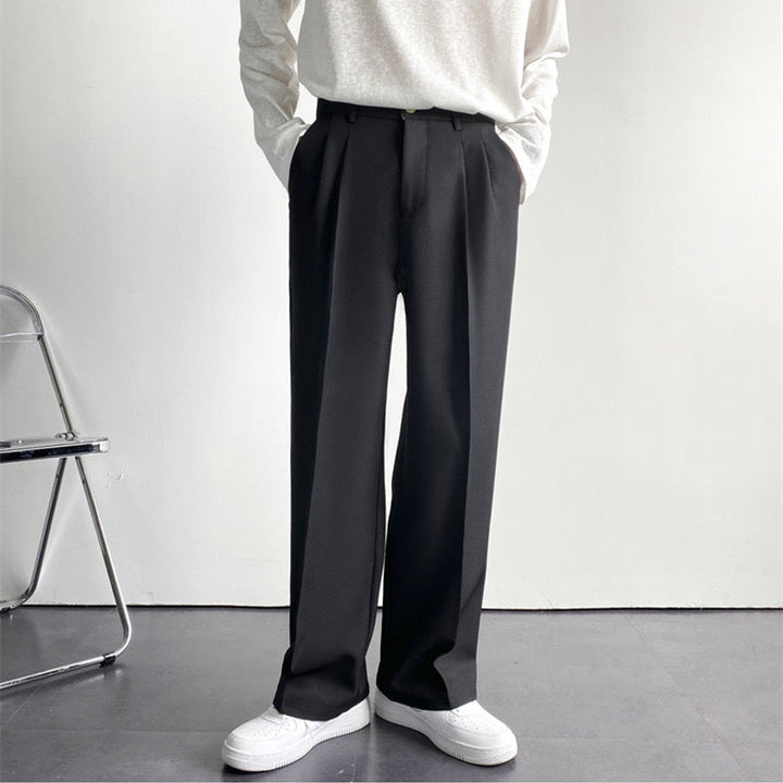 Pantaloni uomo slim fit eleganti sartoriali con pieghe, ideali per look casual o da ufficio. Moda uomo di tendenza.