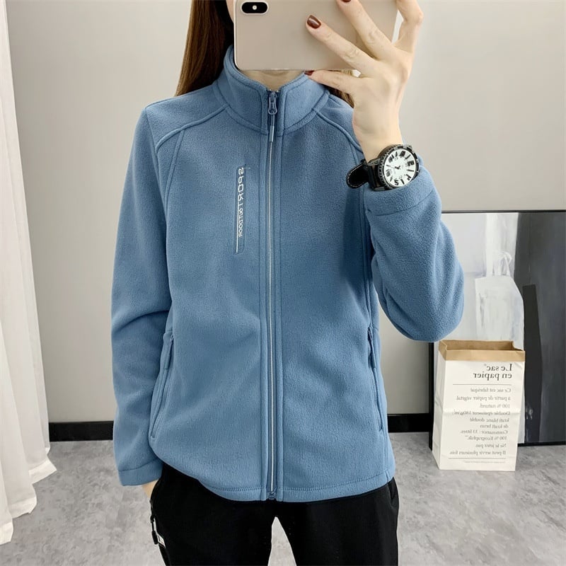 Elegante cappotto invernale donna spesso e caldo, con collo alto per comfort e stile nella moda femminile.