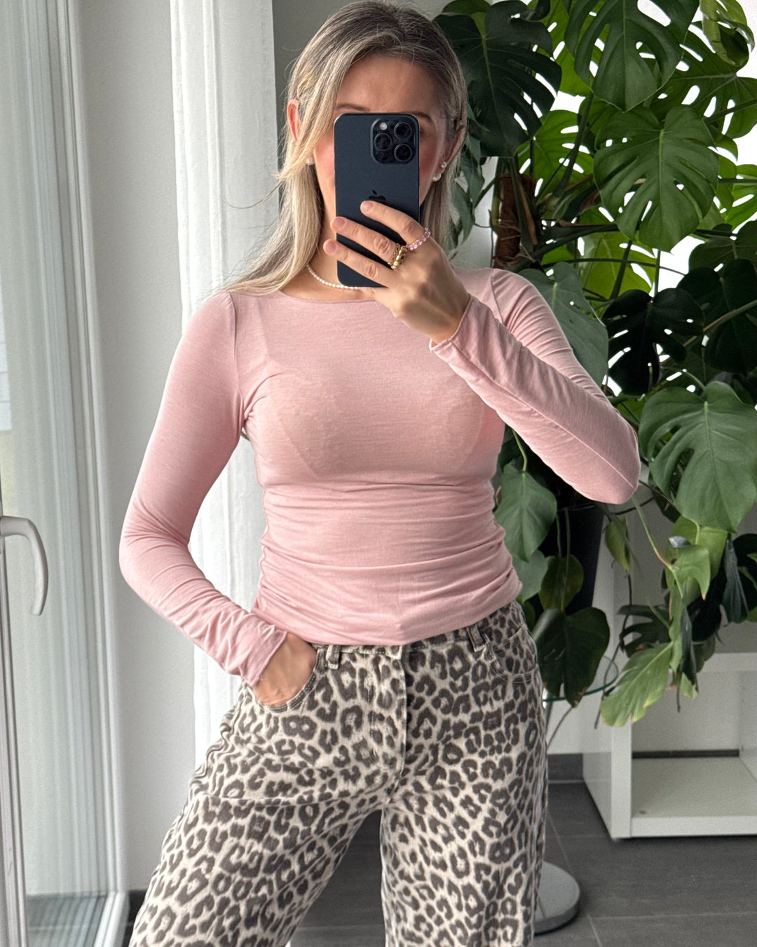 Maglia donna rosa girocollo a manica lunga, elasticizzata e aderente. Perfetta per moda e comfort quotidiano.