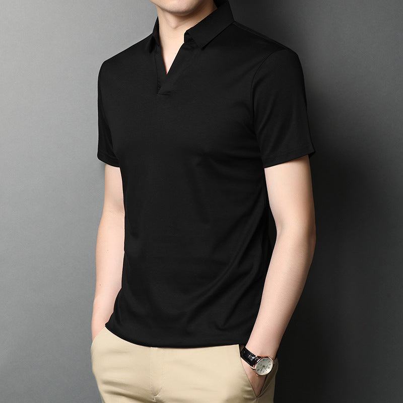 Polo uomo elegante a maniche corte, vestibilità dritta e colletto revers. Perfetta per look casual o chic.