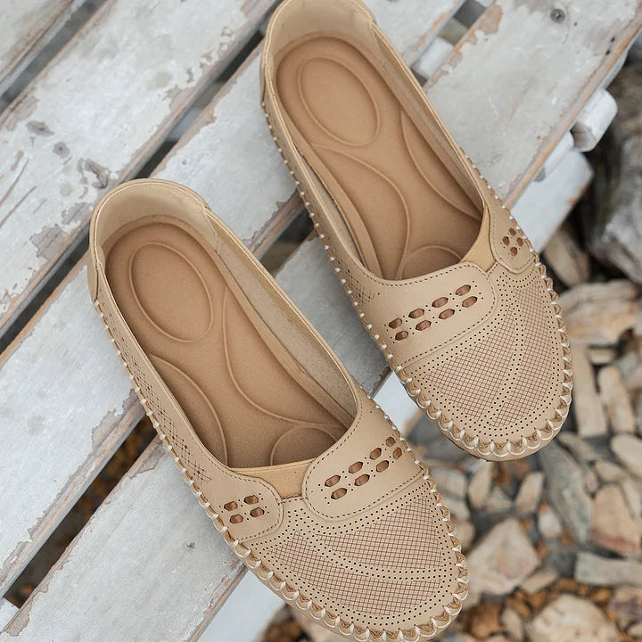 Comode scarpe slip-on donna caffè, ortopediche, offrono massimo comfort e supporto per ogni passo.
