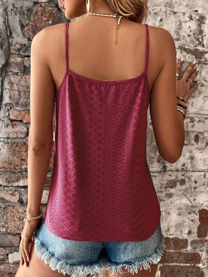 Abbigliamento femminile estivo: top donna elegante con dettagli unici, per un look sofisticato.