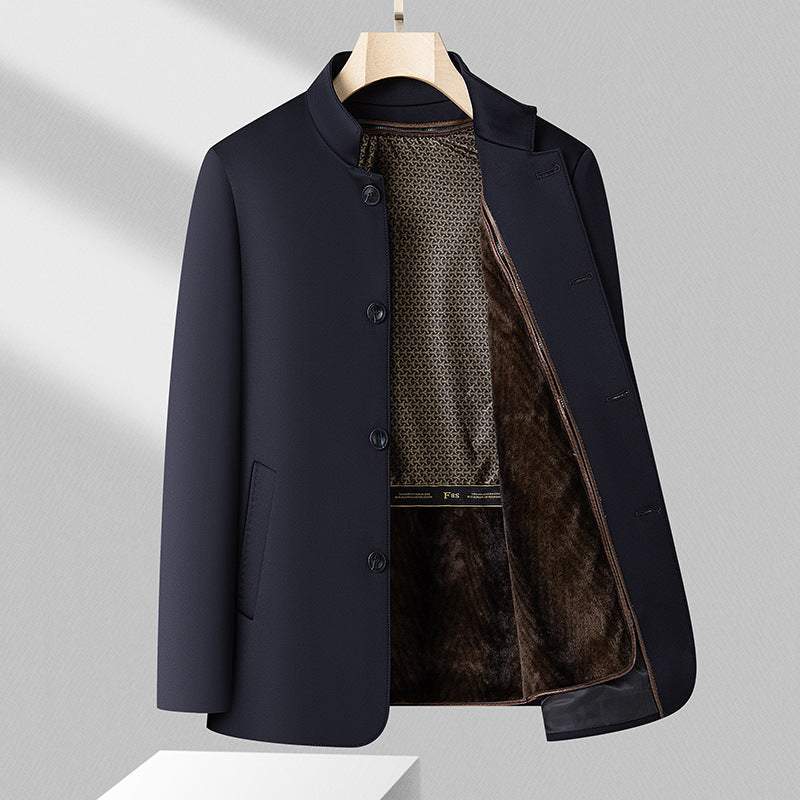 Giacca invernale uomo nera con fodera staccabile per calore versatile. Cappotto elegante, abbigliamento maschile di tendenza.