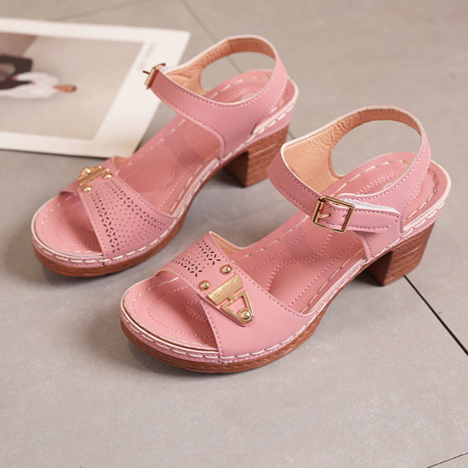 Sandali moda donna con tacco a blocco, perfetti per serate estive o outfit casual.