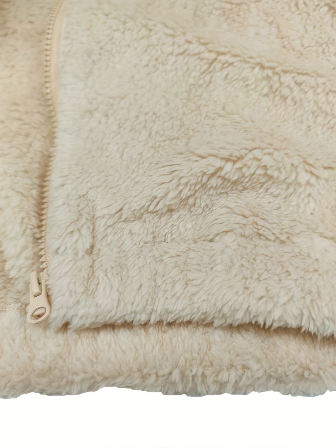 Morbido gilet donna in pelliccia teddy spento bianco, con zip. Un capo caldo e comodo, senza maniche, per l'inverno.