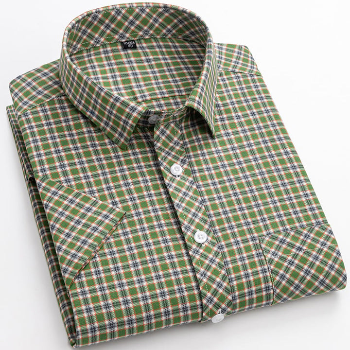 Profilo camicia uomo maniche corte scozzese, design casual con bottoni. Adatta per outfit estivi.