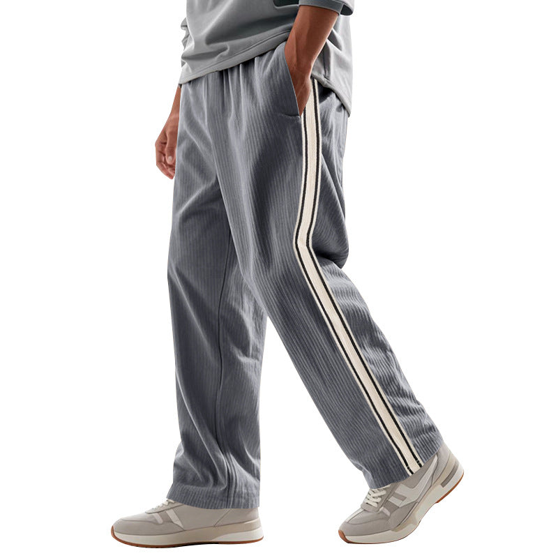 Abbigliamento uomo: pantaloni rigati a gamba dritta, comodi e moderni per ogni occasione.