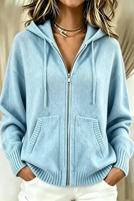 Morbido cardigan donna con zip e cappuccio, offre calore e comfort per le giornate più fredde.