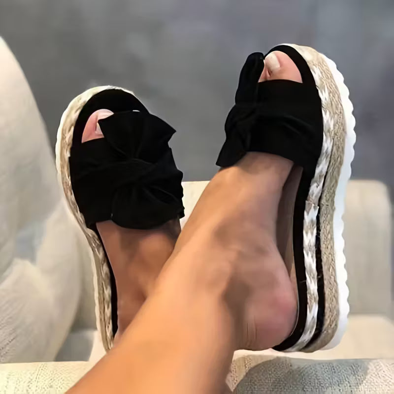 Sandali donna con fiocco frontale e plateau robusto, ideali per l'estate, comfort e stile assicurati.
