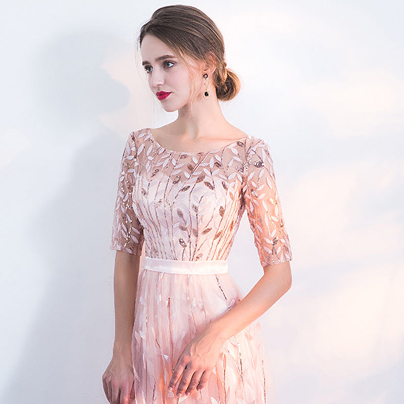 Vestito da sera o casual rosa per donna, girocollo, maniche corte. Eleganza autunnale versatile per ogni occasione.