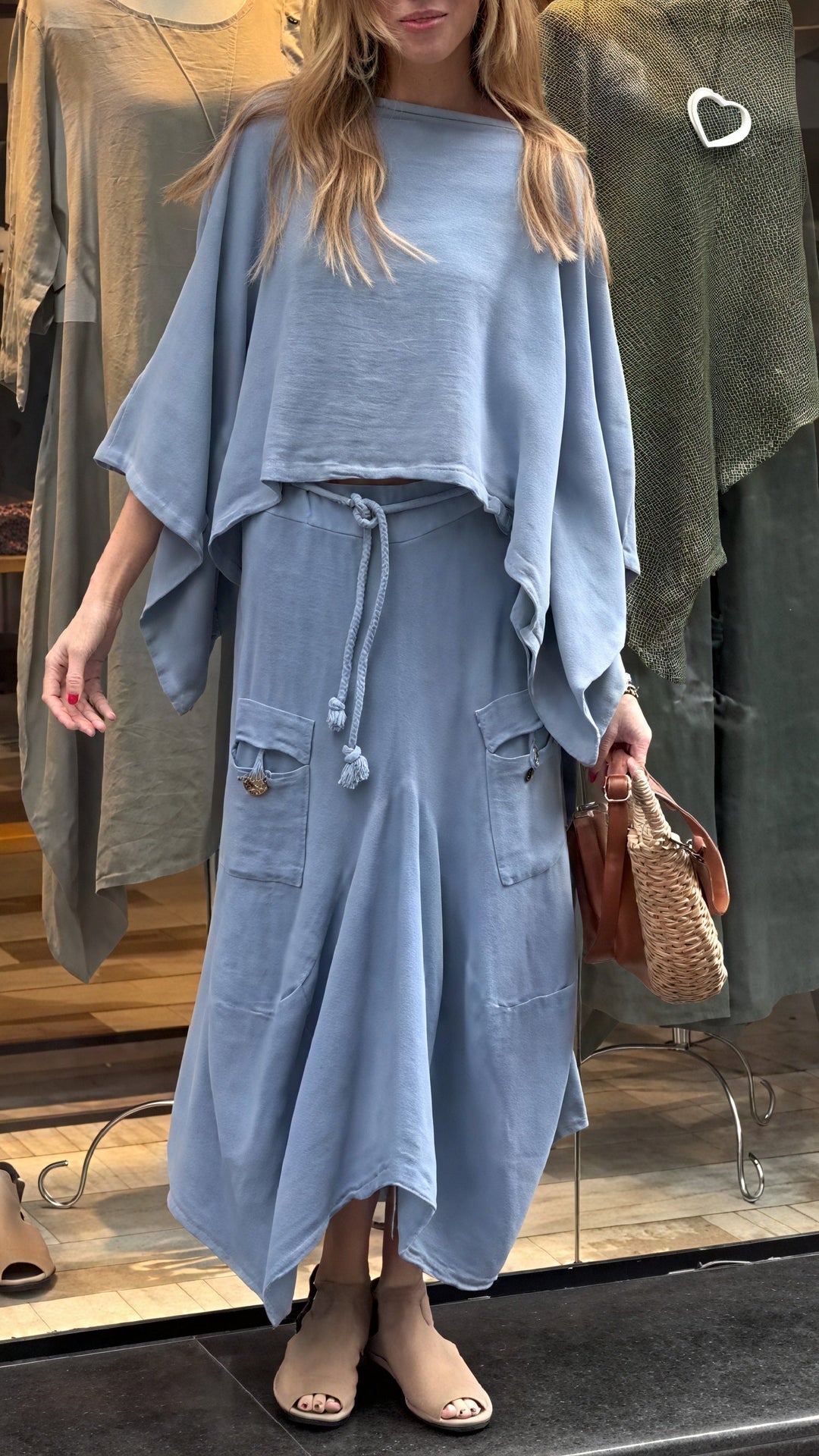 Completo donna estivo con top a gamba larga e pantaloni fluidi. Un due pezzi comodo e alla moda per ogni occasione.