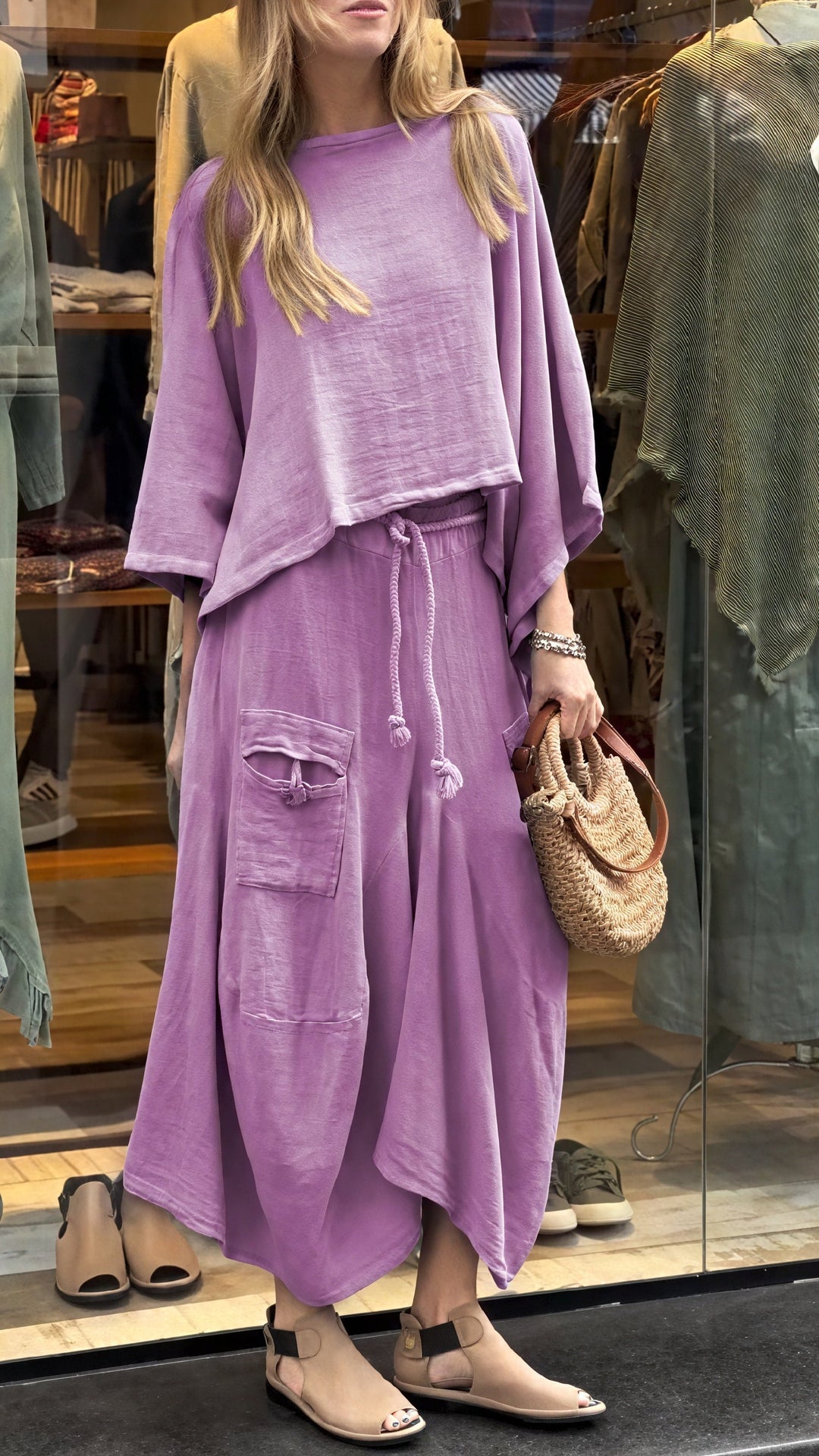 Set completo donna estivo: top comodo e pantaloni fluidi a gamba larga. Un outfit versatile due pezzi per il tuo relax.