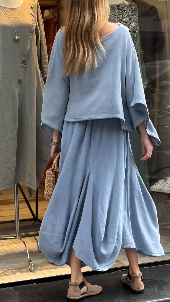 Elegante completo due pezzi donna: top ampio e pantaloni fluidi a gamba larga per l'estate. Vestibilità comoda garantita.