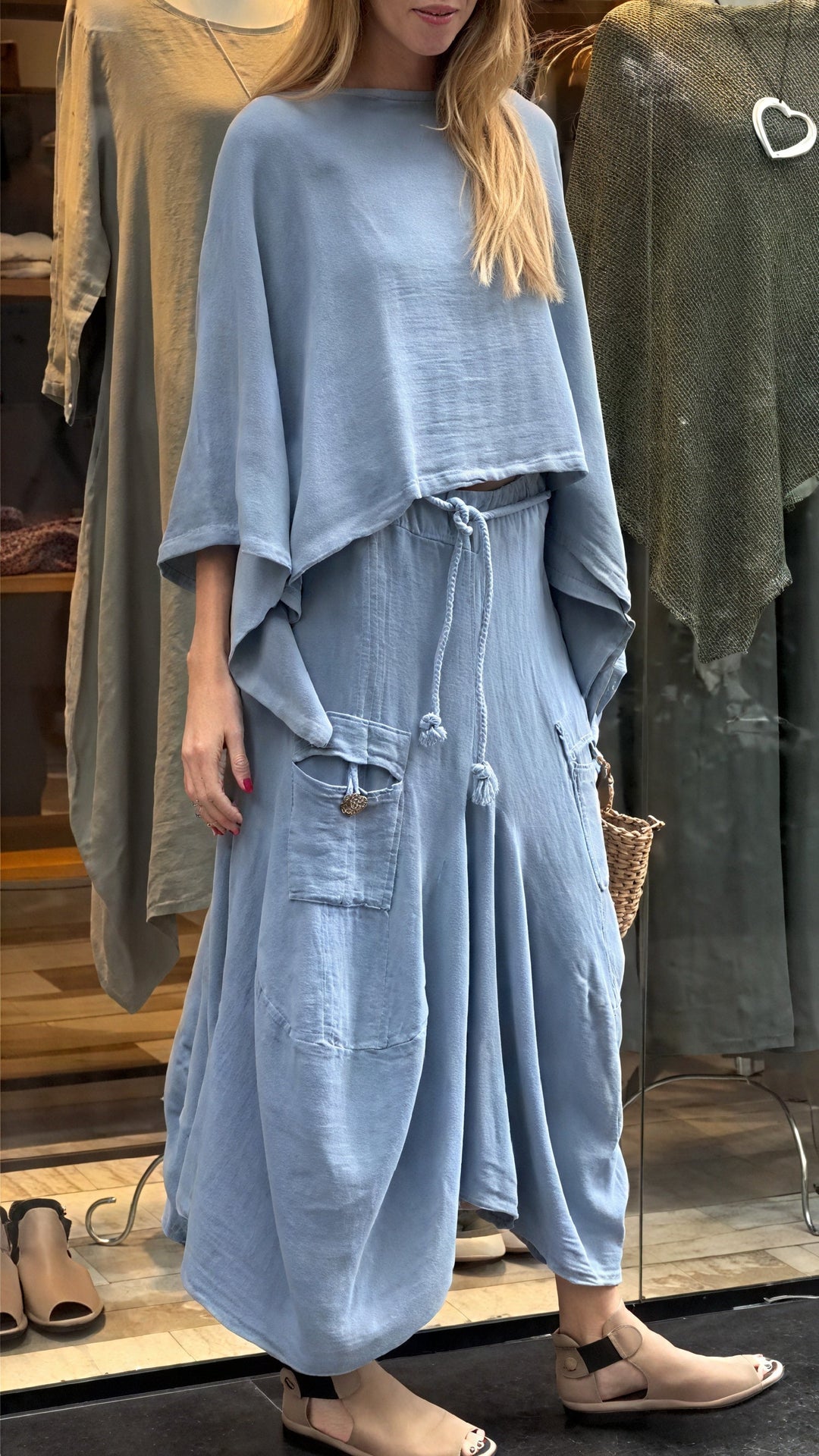 Set due pezzi donna comodo: top ampio e pantaloni fluidi a gamba larga. Perfetto per abbigliamento relax e outfit estivi.