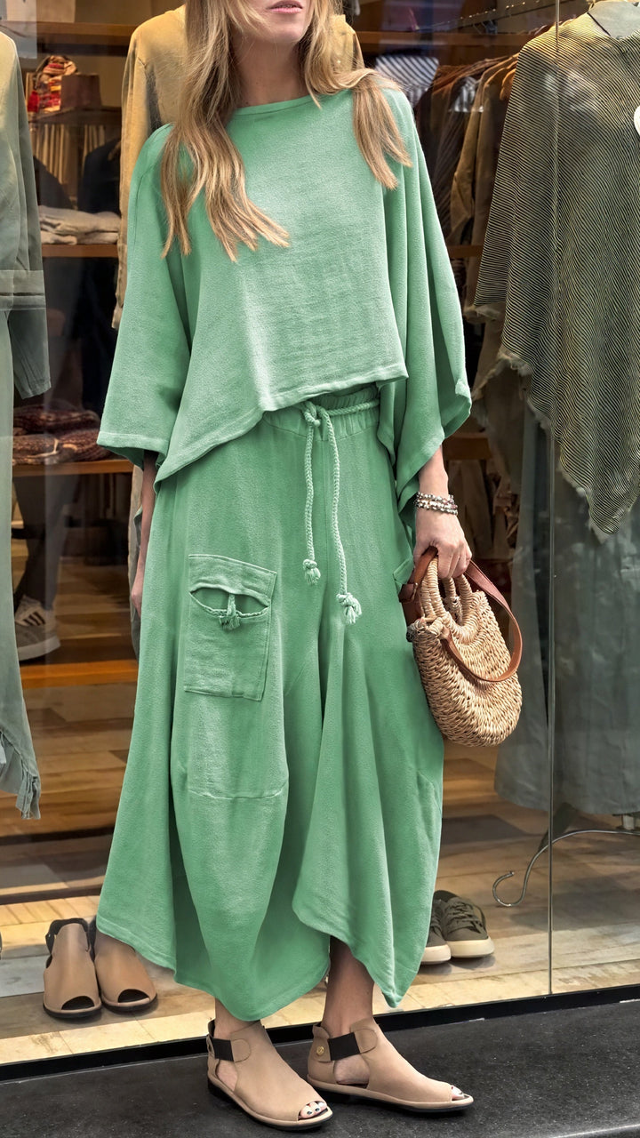 Completo donna due pezzi: top a gamba larga e pantaloni fluidi, per un look comodo e rilassato. Ideale per l'estate.