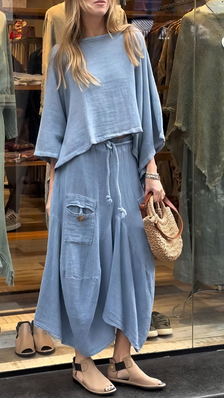 Completo donna due pezzi estivo, con top a gamba larga e pantaloni fluidi comodi. Ideale per un look casual rilassato.