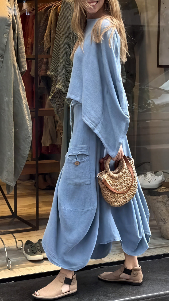 Outfit versatile donna: completo due pezzi con top a gamba larga e pantaloni fluidi, ideale per moda casual e comfort.