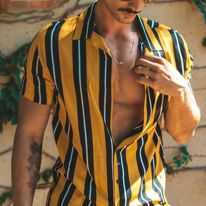 Camicia estiva gialla uomo, maniche corte. Abbigliamento streetwear casual, moda uomo fresco e confortevole.