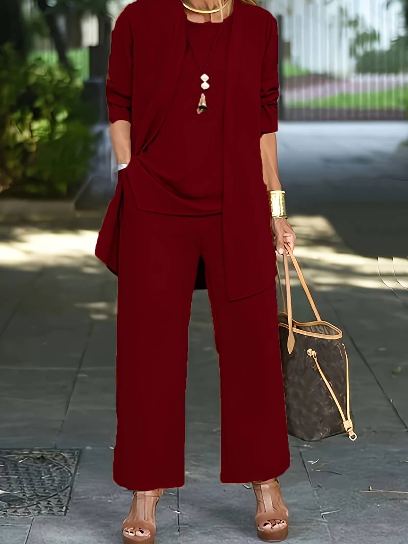 Completo donna giacca e pantaloni, adatto per look primaverile o autunnale. Abito elegante e versatile.