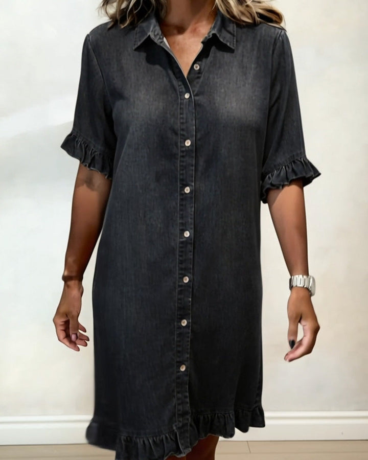 Abito femminile denim comodo con bottoni. Look quotidiano per primavera ed estate, sopra il ginocchio.