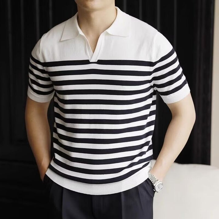 Elegante maglia uomo a maniche corte a righe. Design casual chic per un look versatile, ideale per la moda primavera estate.