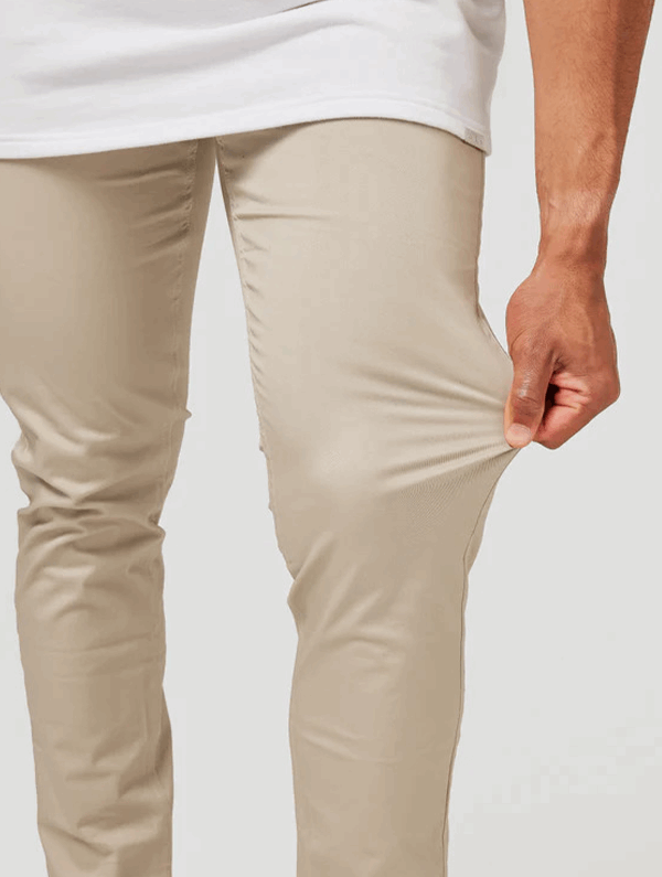 Pantaloni beige slim fit uomo, vita elasticizzata. Versatili per outfit casual chic ed eleganti.