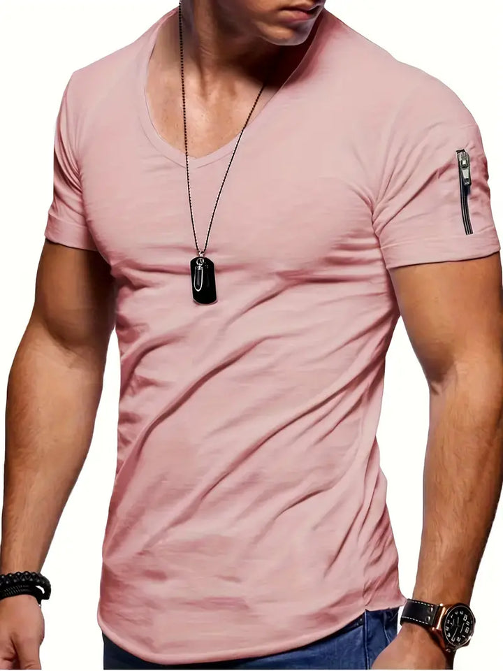 Uomo indossa t-shirt slim scollo a V, abbigliamento casual elegante, comfort e stile per look quotidiano.