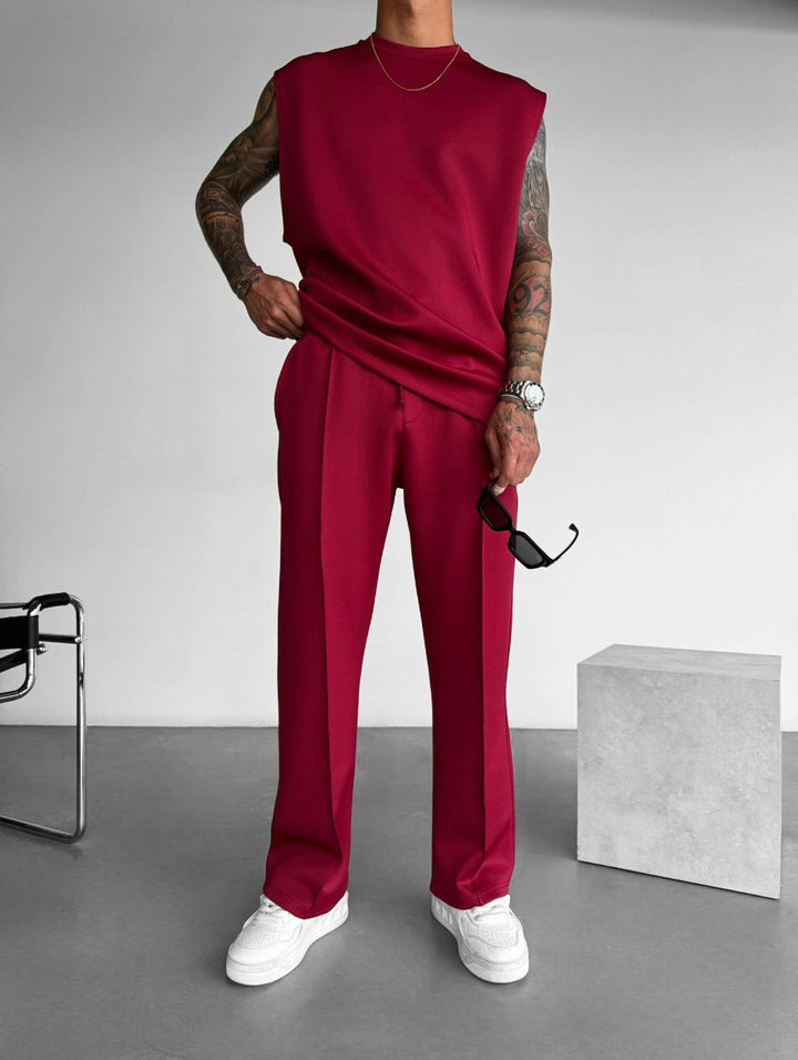 Set moderno uomo, con top senza maniche e pantaloni sartoriali, perfetto per il tempo libero in città.