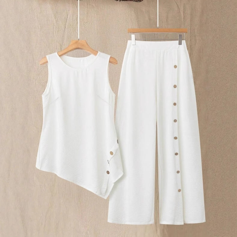 Completo donna due pezzi elegante con top senza maniche e pantaloni dritti. Ideale per look estivi versatili.