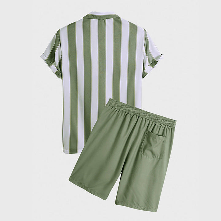 Set completo uomo casual con camicia a maniche corte floreale e pantaloncini estivi, per un look fresco e alla moda.