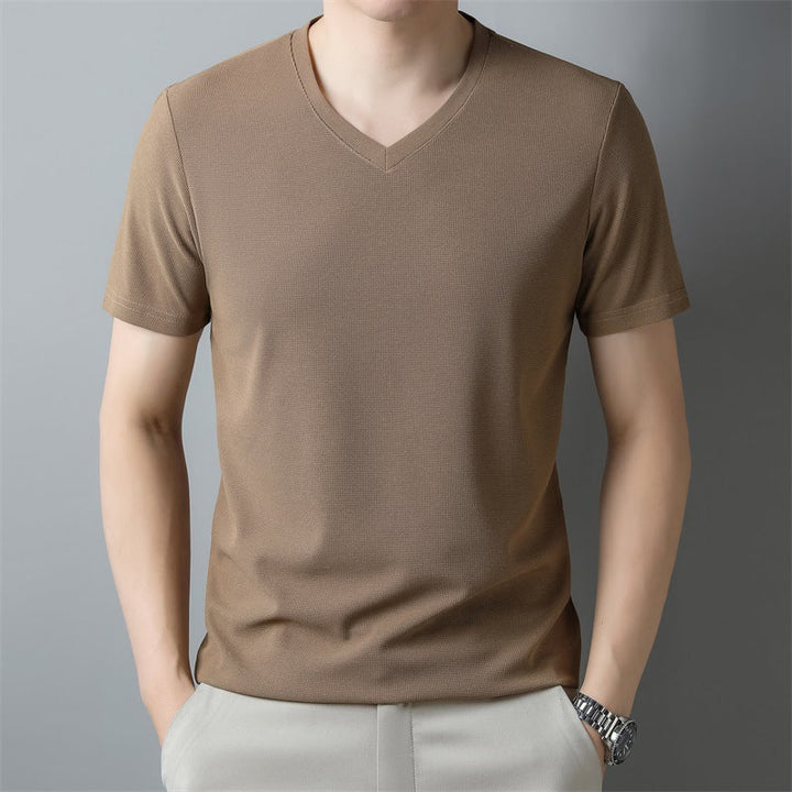 Maglietta uomo blu scuro, scollo V, maniche corte. Perfetta per moda casual, vestibilità regolare e comfort estivo.