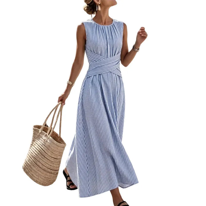 Vestito maxi donna estivo a righe. Abito in cotone elegante e casual con vita incrociata, perfetto per spiaggia.