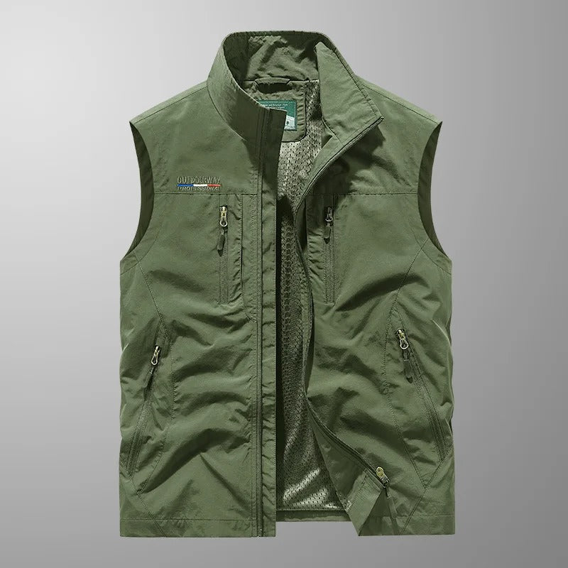 Gilet con zip e collo alto per uomo. Comfort quotidiano, stile casual, senza maniche e pratico.