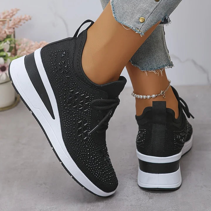 Eleganti sneakers con zeppa donna, dettagli scintillanti per un tocco glamour e massimo comfort.