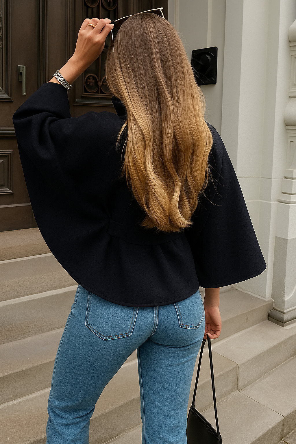 Elegante cappotto a mantella da donna per l'inverno, con collo alto e cintura, ideale per un look raffinato.