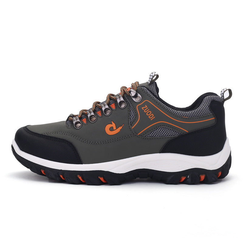 Scarpe da trekking uomo in azione su sentiero sterrato, offrono aderenza e comfort superiori per escursioni e outdoor.