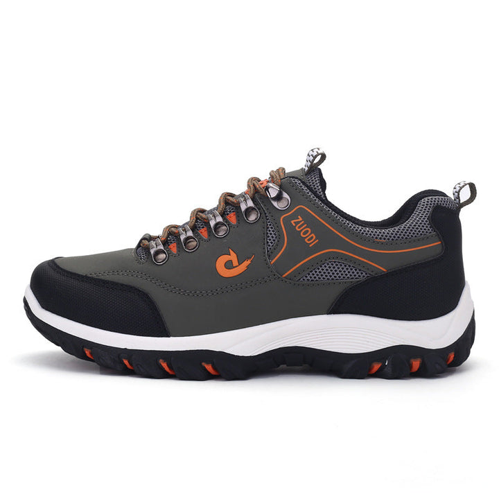 Scarpe da trekking uomo in azione su sentiero sterrato, offrono aderenza e comfort superiori per escursioni e outdoor.