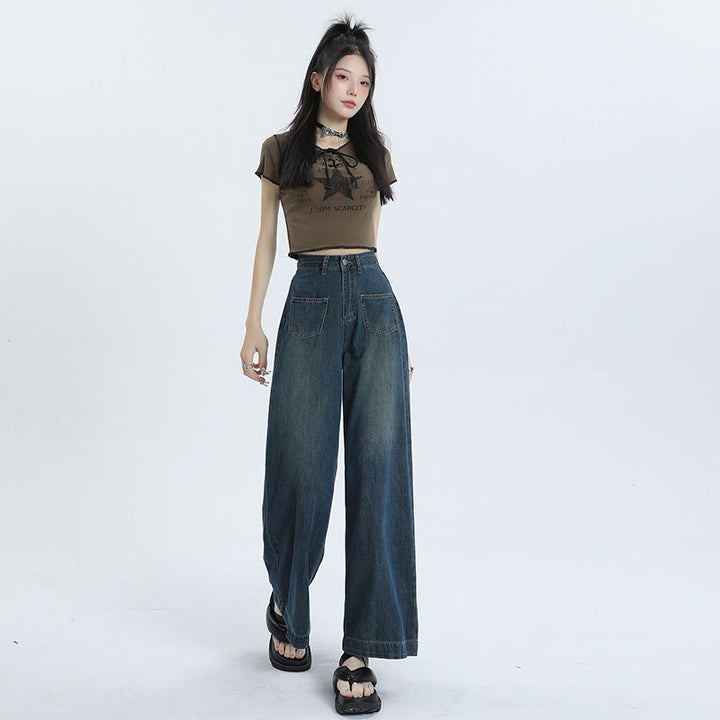 Comodi jeans donna vita alta retrò, con gamba dritta e larga, in tonalità blu scuro per un outfit alla moda.