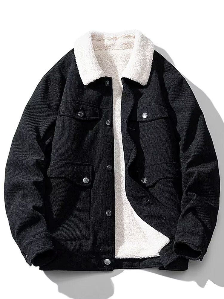 Elegante cappotto invernale uomo color oliva chiaro, caldo e alla moda. Capospalla maschile versatile.